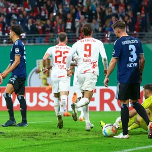 Nach dem 3:0 für Leipzig lassen die HSV-Spieler die Köpfe hängen.