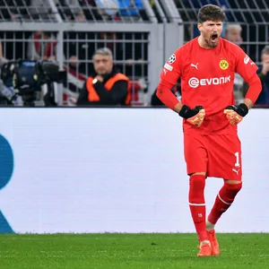 Gregor Kobel bejubelt seinen gehaltenen Elfmeter
