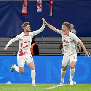 Timo Werner und Dani Olmo freuen sich über den Treffer zum entscheidenen 3:1