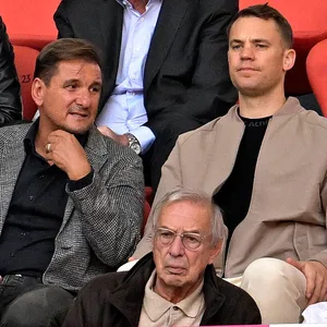 Manuel Neuer auf der Tribüne