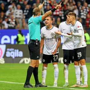 Jesper Lindström und Mario Götze mit Schiedsrichter Sascha Stegemann