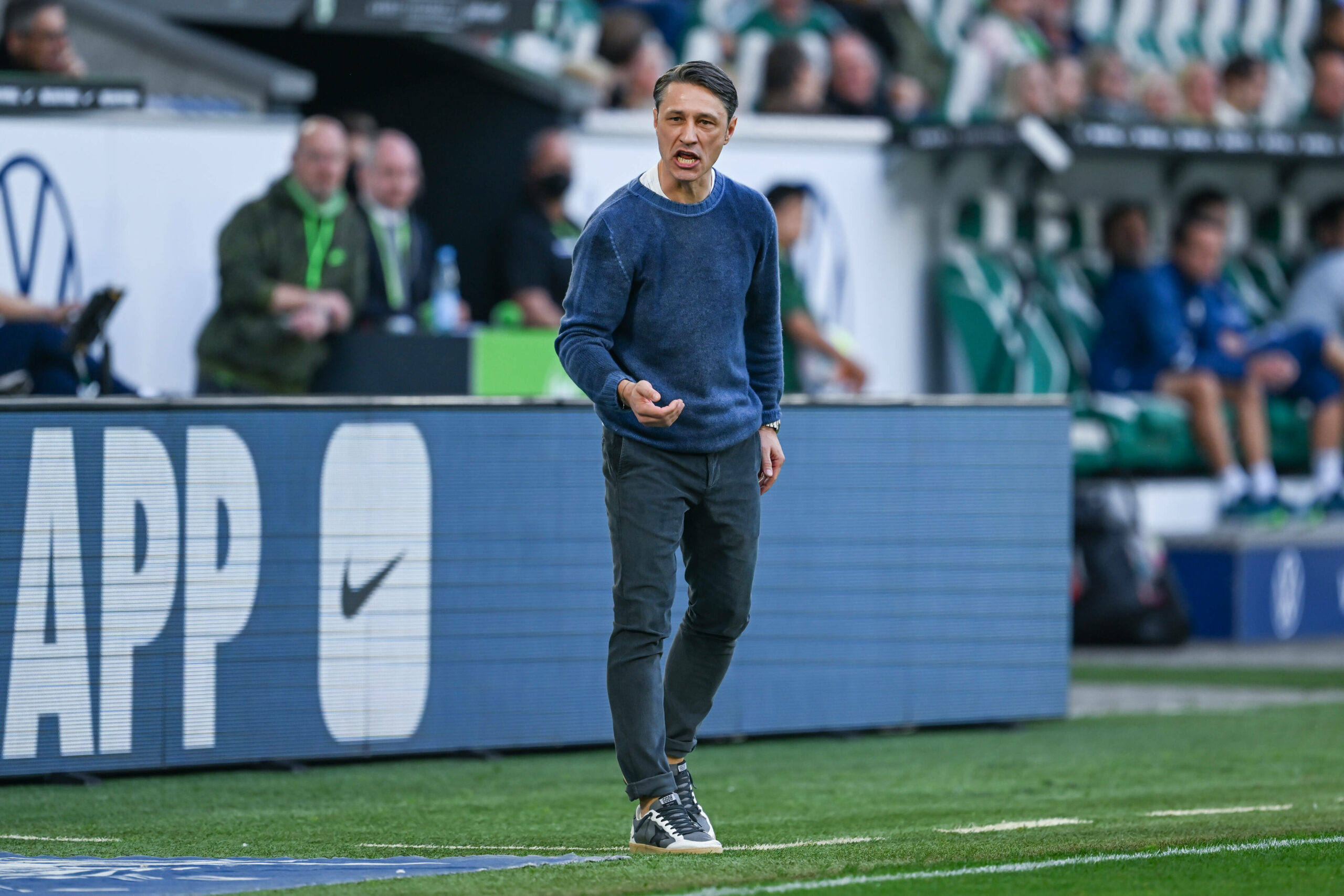 VfL-Coach Niko Kovac gibt Anweisungen an der Seitenlinie.