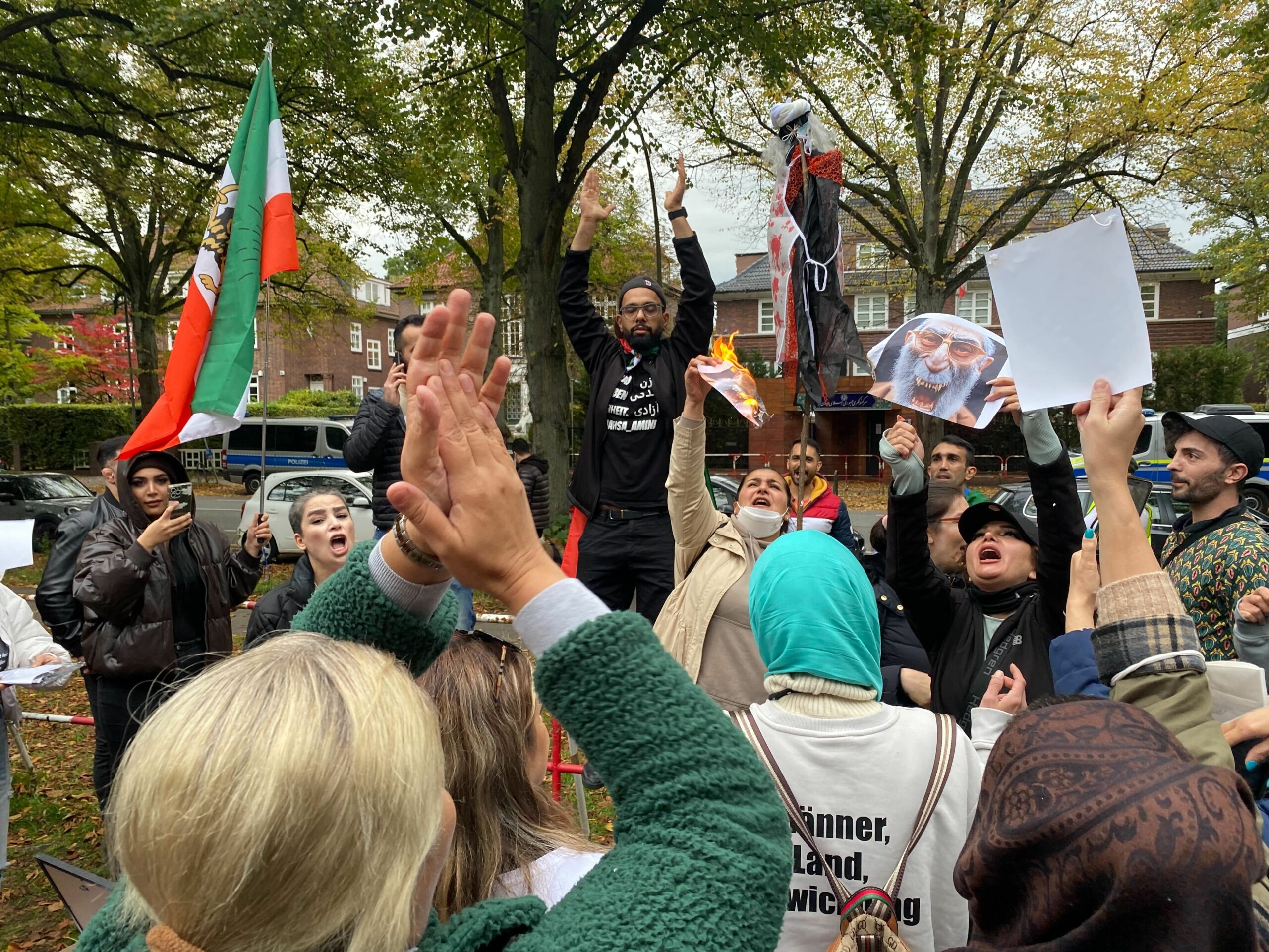 Demonstranten in Hamburg zeigen Bilder von Ali Chamenei und zünden sie an