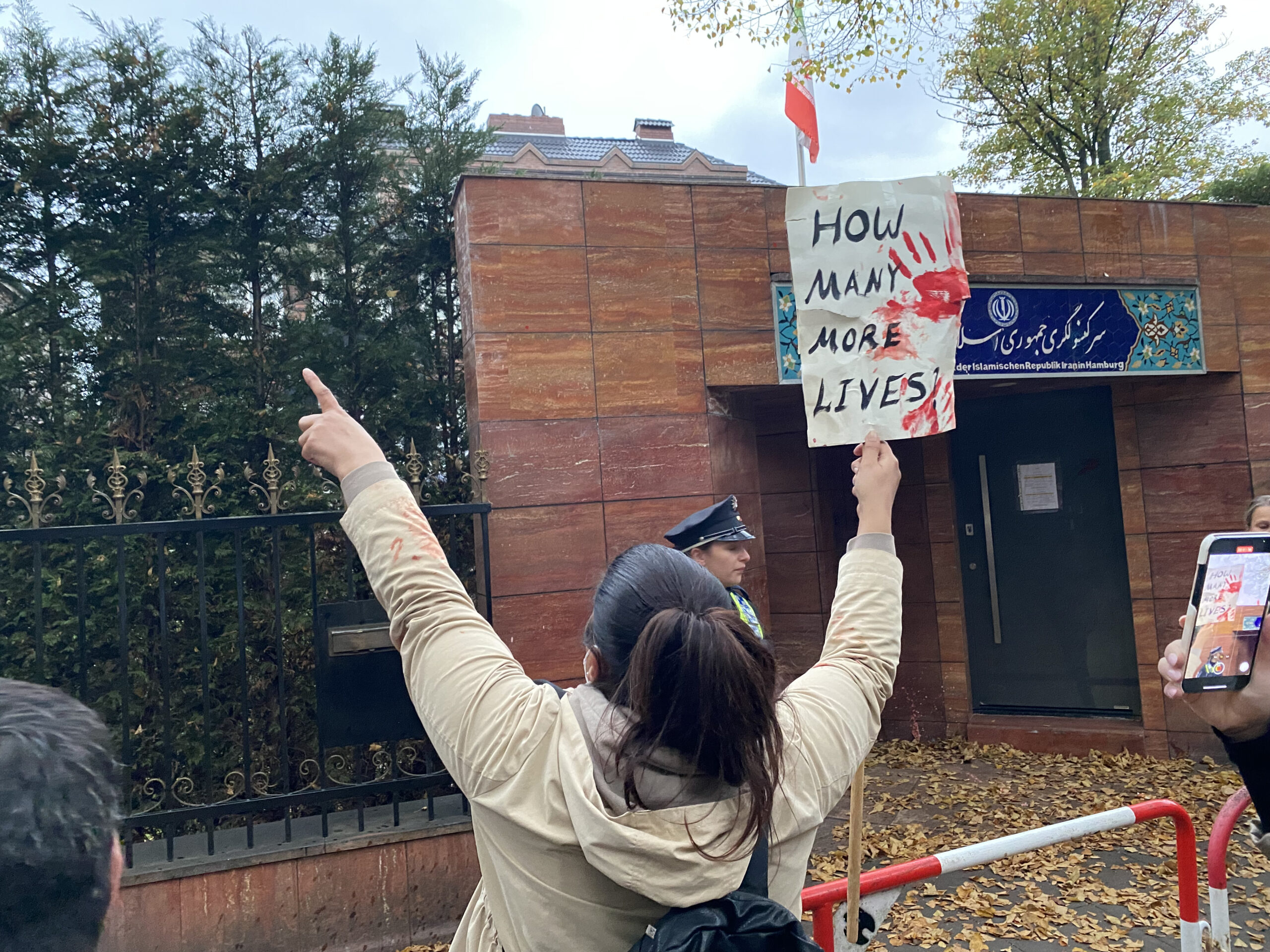 Eine Frau demonstriert vor dem iranischen Generalkonsulat