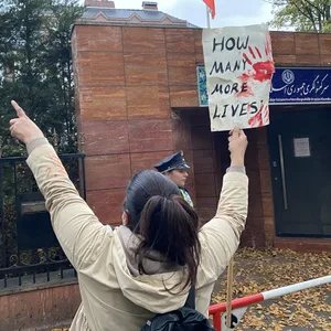 Eine Frau demonstriert vor dem iranischen Generalkonsulat