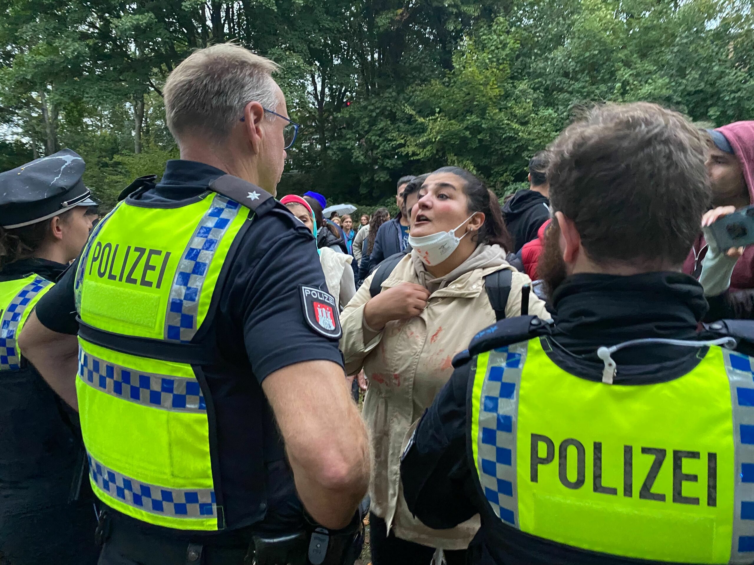 Eine Demonstrantin diskutiert mit Polizisten