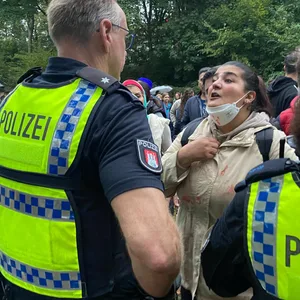 Eine Demonstrantin diskutiert mit Polizisten