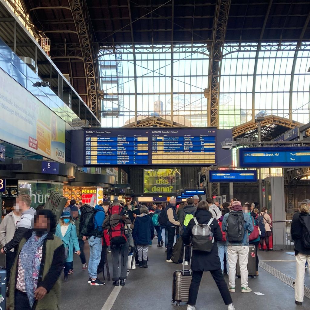 Menschen stehen ratlos im Hamburger Hauptbahnhof