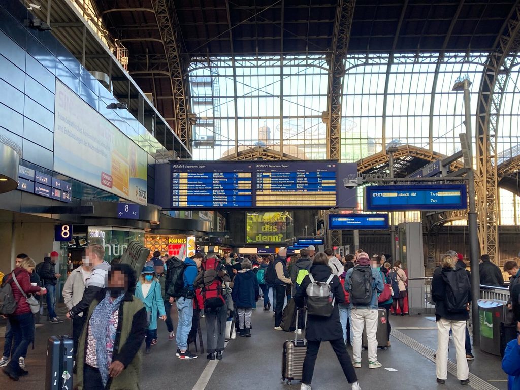 Menschen stehen ratlos im Hamburger Hauptbahnhof