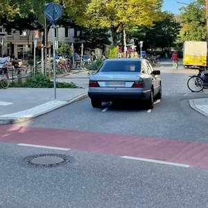 Ein Auto fährt durch eine Straße