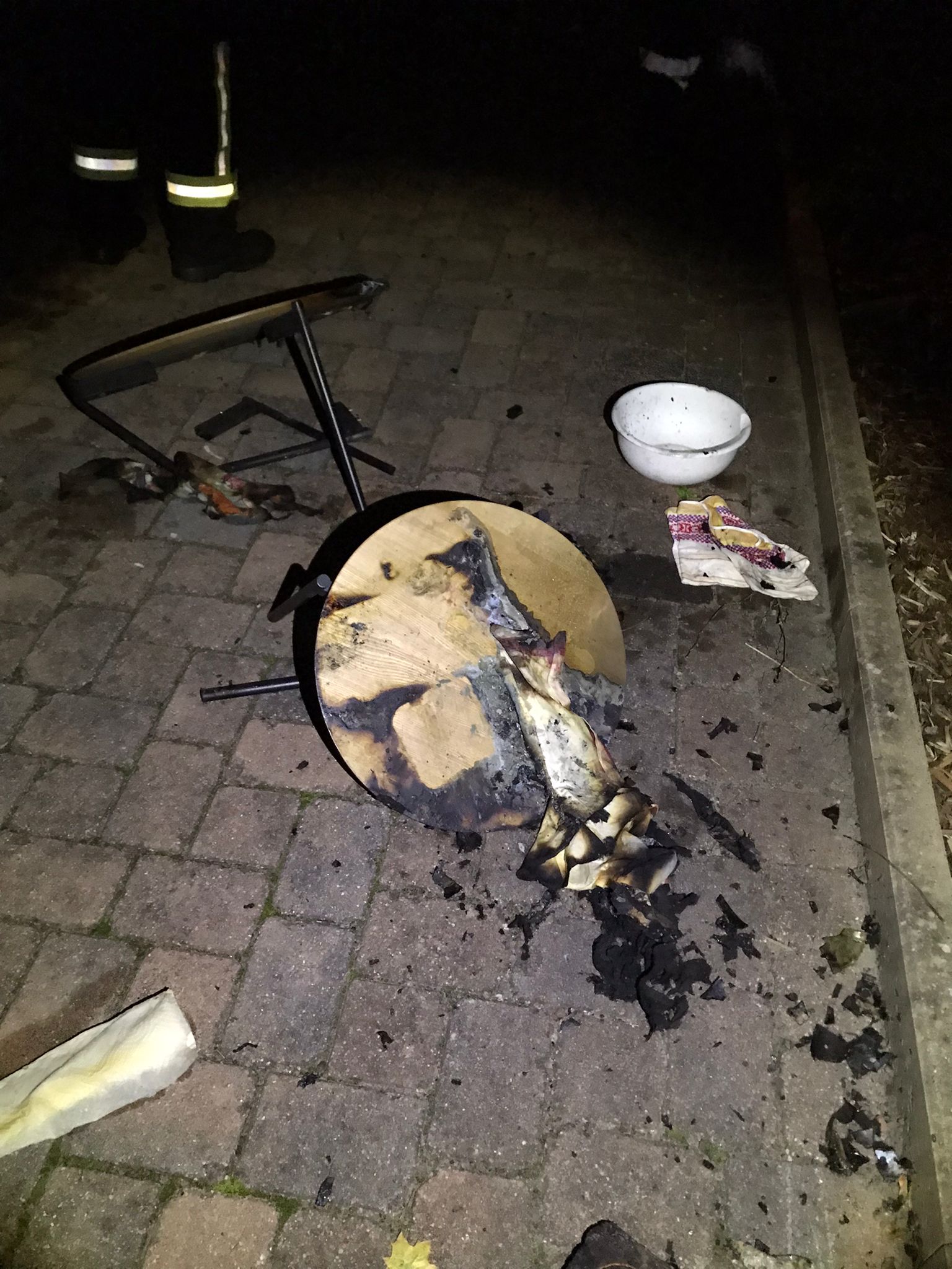 Brandgut: In Celle haben Bewohner am Sonntag brennende Gegenstände aus einer Wohnung geworfen, in der ein Feuer ausgebrochen war.