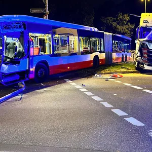 Veddel: Lkw rast in Bus