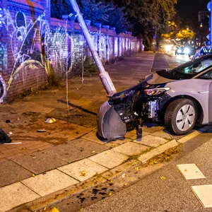 Das Auto als auch der Ampelmast wurden bei dem Unfall stark beschädigt.