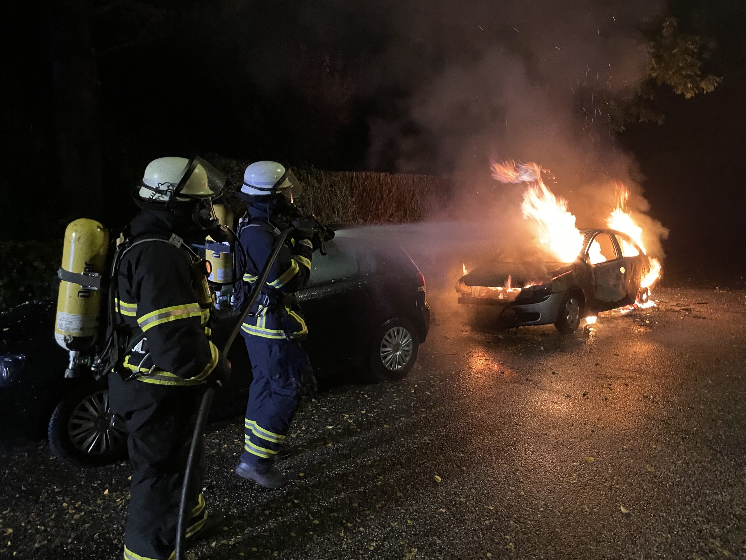 Opel geht in Flammen auf – Polizei scließt Brandstiftung nicht aus