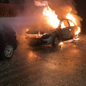 Opel geht in Flammen auf – Polizei scließt Brandstiftung nicht aus