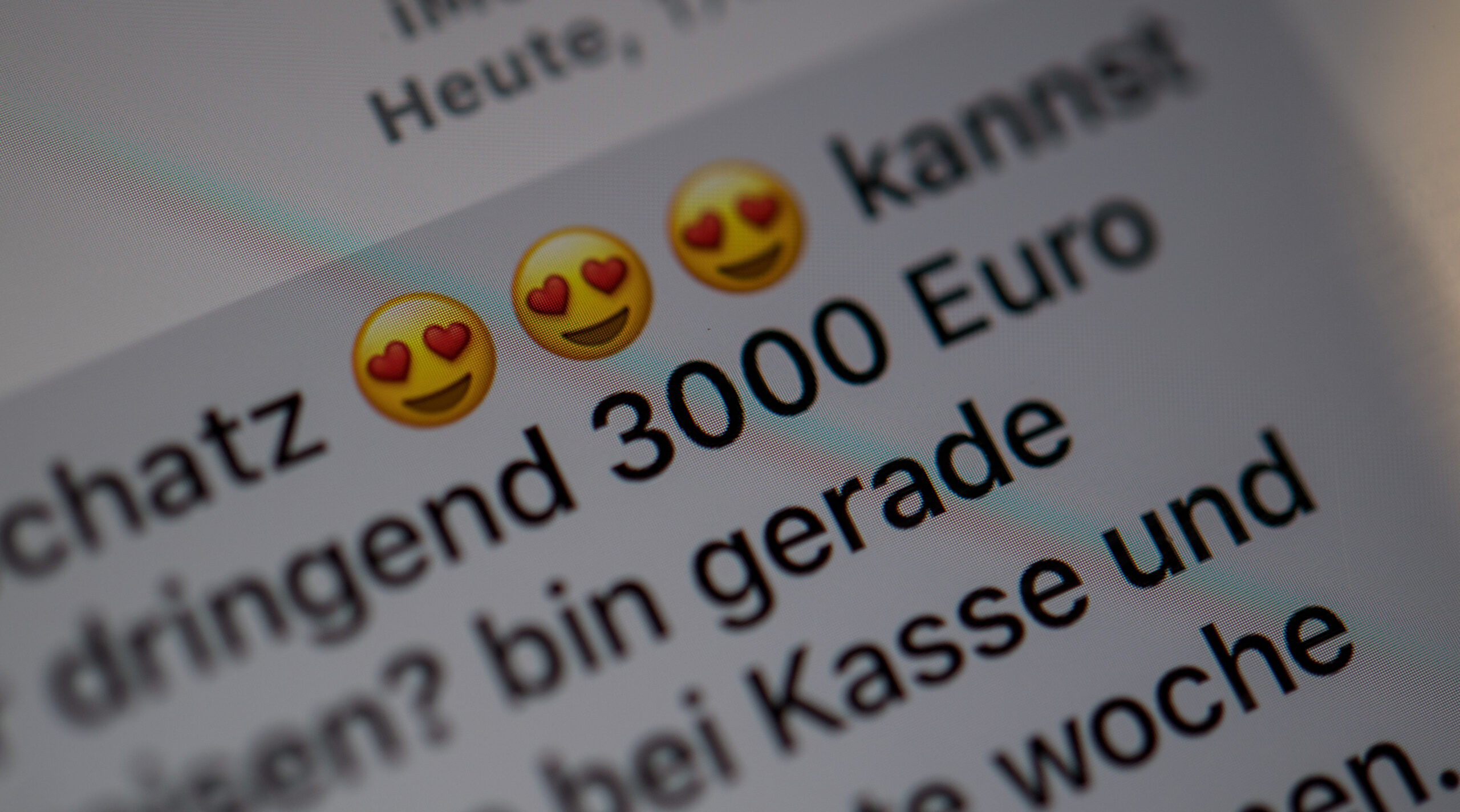 WhatsApp mit Herzchen-Emojis als Symbolfoto für Love-Scamming