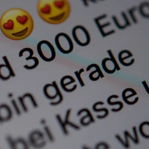 WhatsApp mit Herzchen-Emojis als Symbolfoto für Love-Scamming
