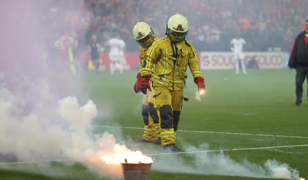 Einsatzkräfte bei einem Spiel in Belgien