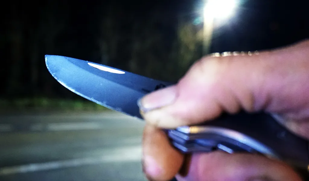 Ein Mann mit Messer in der Hand. (Symbolfoto)