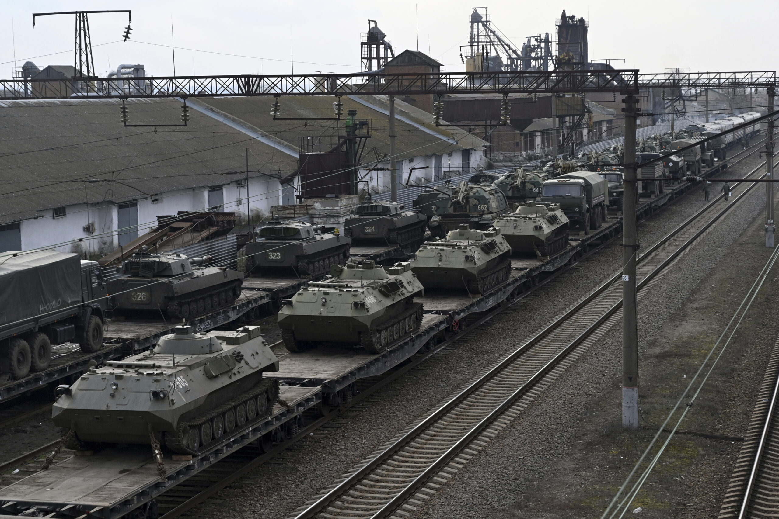 Russland transportiert Panzer und anderes schweres Kampfgerät mit Güterwaggons.
