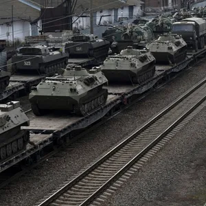 Russland transportiert Panzer und anderes schweres Kampfgerät mit Güterwaggons.