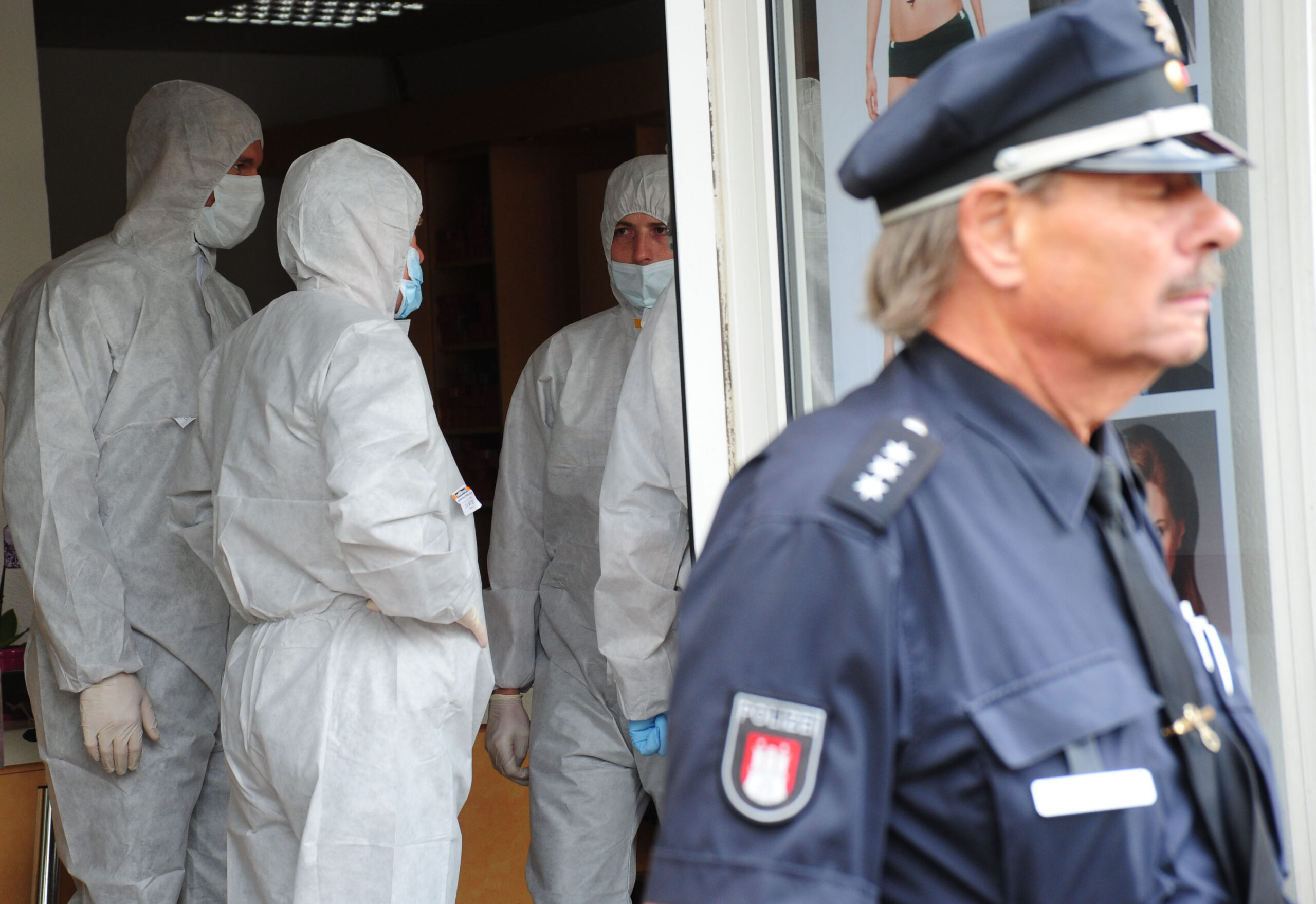 Beamte der Spurensicherung bei der Arbeit am Tatort