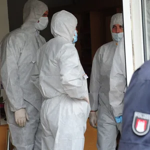 Beamte der Spurensicherung bei der Arbeit am Tatort