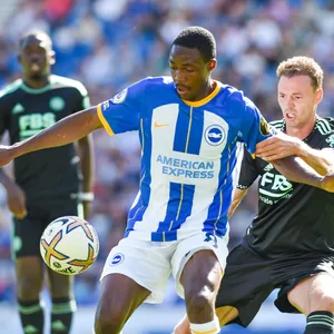 Brightons Enock Mwepu (l.) im Spiel gegen Leicester