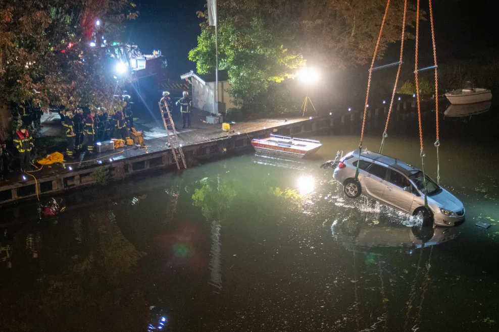 Auffahrt mit Steg verwechselt – Seniorenpaar landet mit Auto in der Elbe