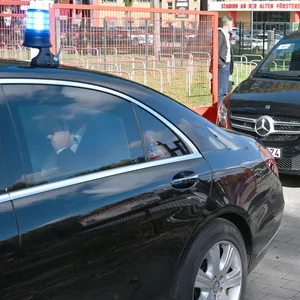 Viktor Orban im Auto vor der Alten Försterei