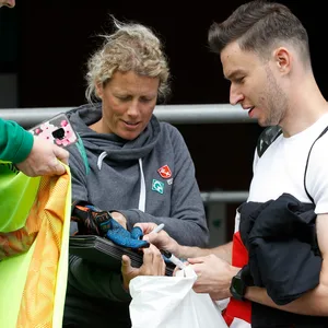Jiri Pavlenka gibt Fans ein Autogramm