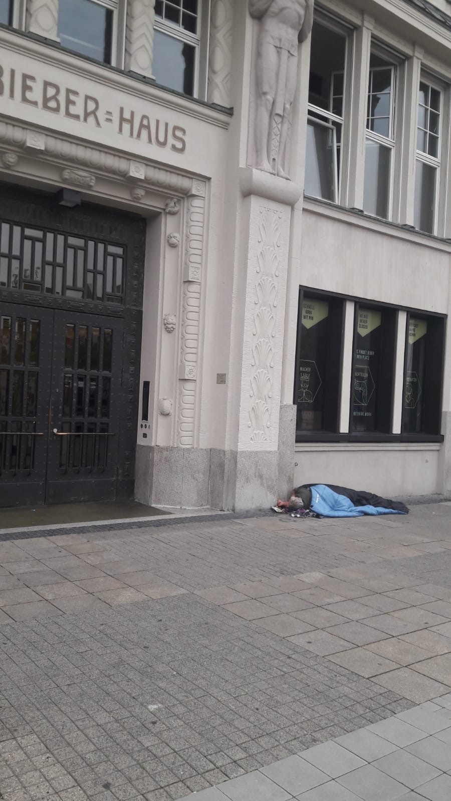 Ein Obdachlose habe laut Helfern tagelang verletzt auf seiner Platte am Heidi-Kabel-Platz gelegen.