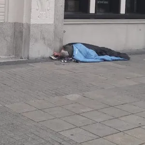 Ein Obdachlose habe laut Helfern tagelang verletzt auf seiner Platte am Heidi-Kabel-Platz gelegen.