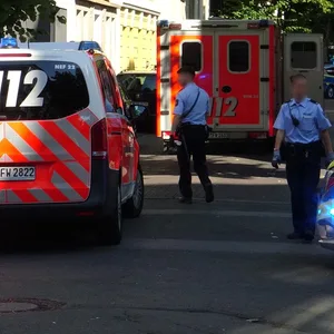 Einsatzfahrzeuge beim Tatort am 08. August 2022