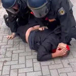 Zwei Bundespolizisten versuchen einen St. Pauli-Fan zu fixieren. Einer der beiden schlägt dabei mehrfach zu.