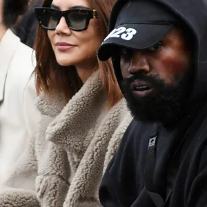 West sitzt bei einer Fashion Show in der ersten Reihe.
