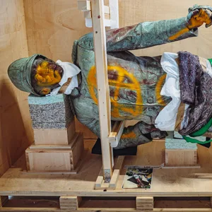 Die Statue von Wissmann ist beschmiert und liegt auf der Seite.