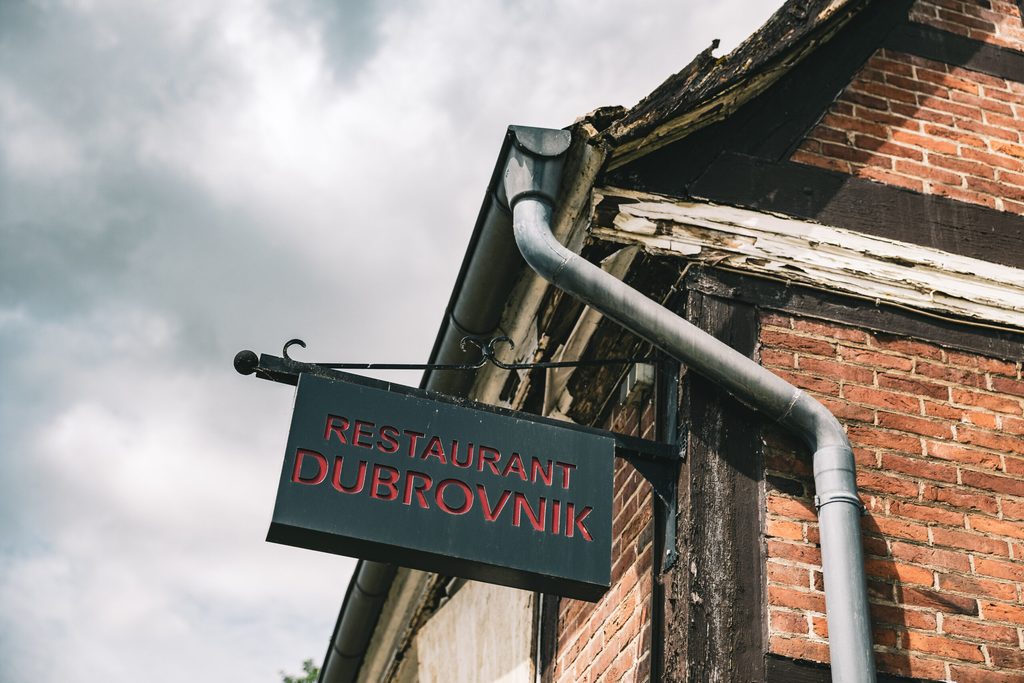 Das Schild des Restaurants hängt noch, doch das Gebäude im Zentrum Lauenburgs ist bloß noch eine Ruine.