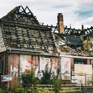 Das verfallene Haus von der Straße betrachtet