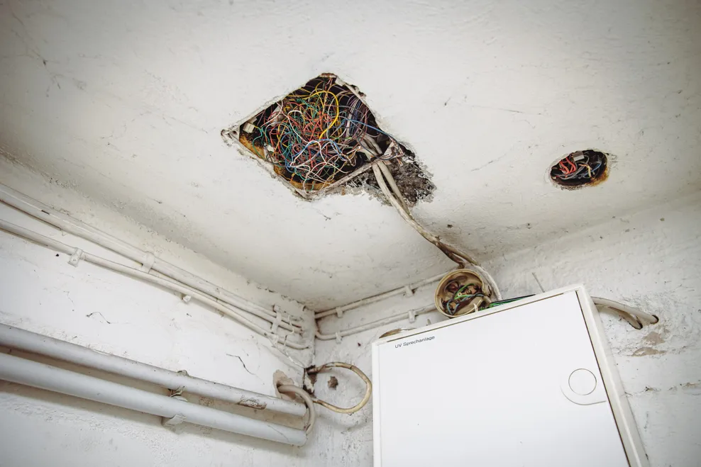 An vielen Stellen im Gebäude der Königstraße 8 hängen die Kabel aus der Wand.