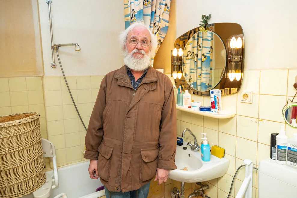 Mieter Reiner Pachauer (67) fühlt sich von der neuen Verwaltung in der Königstraße 8 im Stich gelassen.