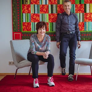Beatrice Bleß-Lieb und Martin Lieb stehen in einem Raum im Helenenhospiz Altona.