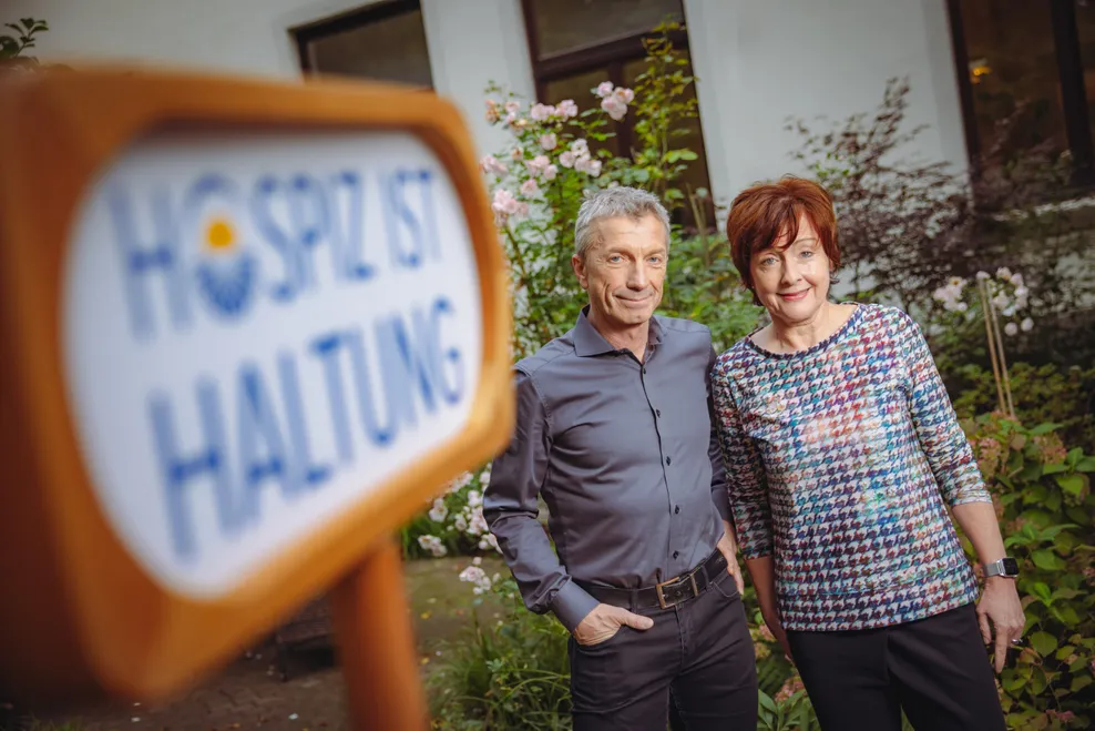 Martin Lieb und Beatrice Bleß-Lieb stehen vor dem Hospiz.