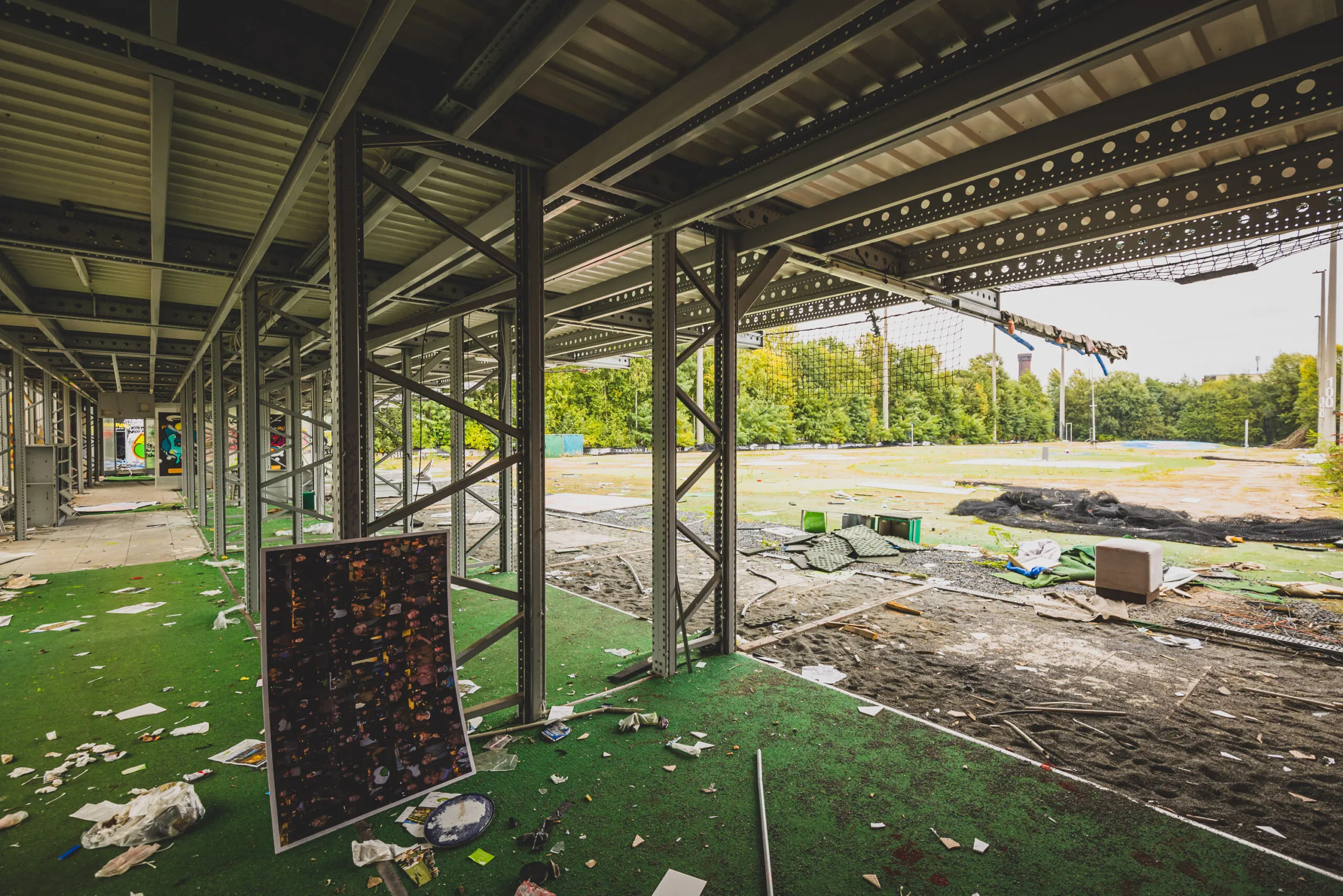 Zerstörte Fläche mit Graffiti bei der Golf Lounge