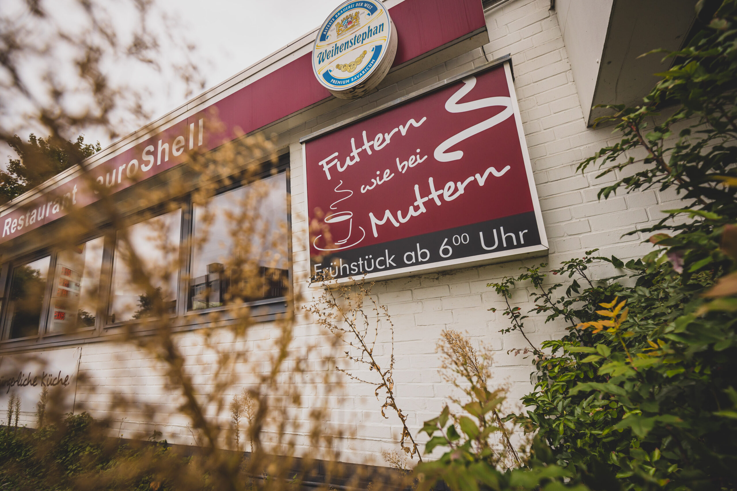 „Futtern wie bei Muttern“ steht auf einem Schild.
