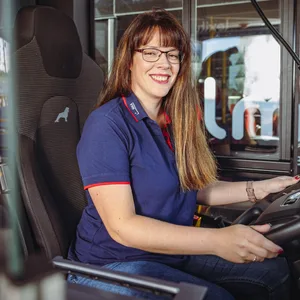 Nicole Dieringer (40) ist gehörlos und arbeitet bei den VHH als Busfahrerin.