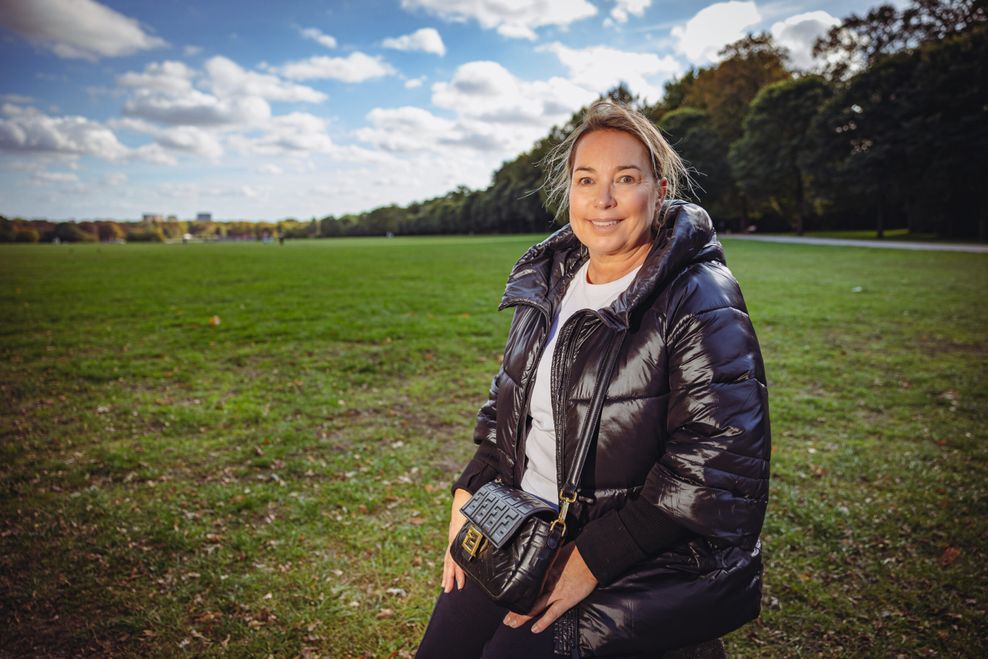 Claudia Cadina (46) aus Harvestehude fährt öfter mit ihrem Auto in den Statpark um noch einmal kurz eine Runde mit ihrem Hund zu drehen.