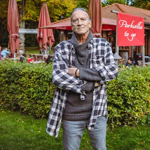 Dirk Renning (59) ist Betreiber der Parkvilla und ist über die Pläne für den Stadtpark sauer.