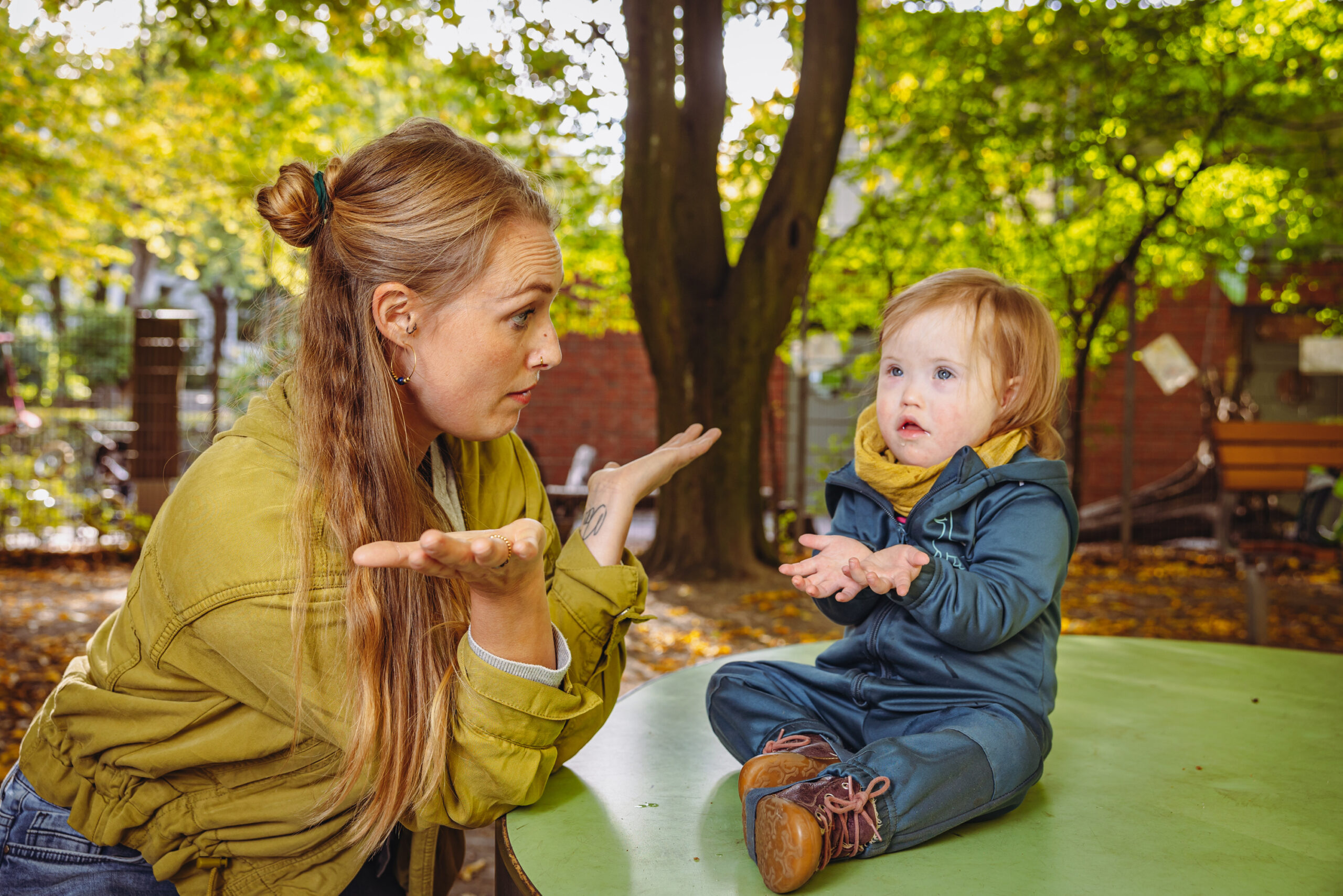Sarah Heldt und ihre Tochter Zoe unterhalten sich über Gebärden