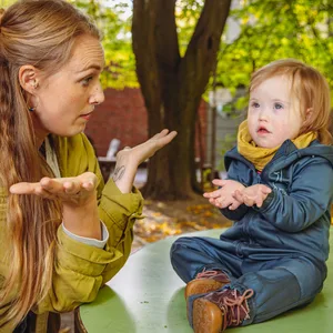 Sarah Heldt und ihre Tochter Zoe unterhalten sich über Gebärden